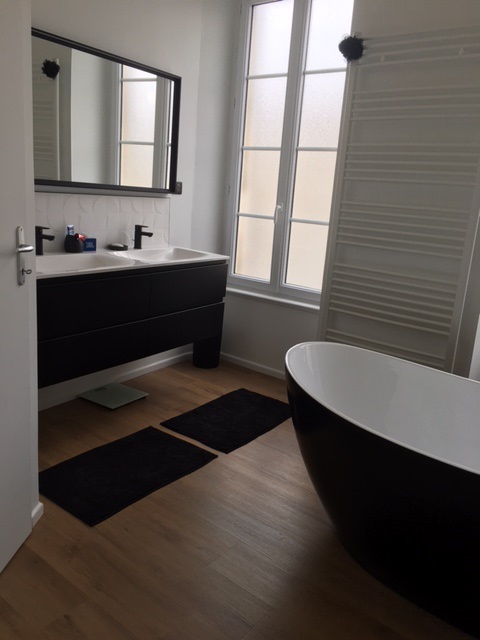 salle de bains Noir et bois avec baignoire ilot dans les environs de Prignac, Charente-Maritime